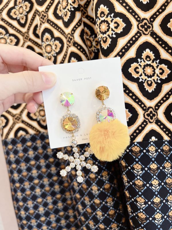 華麗閃鑽雪花毛球鋼針大耳環（黃色） 