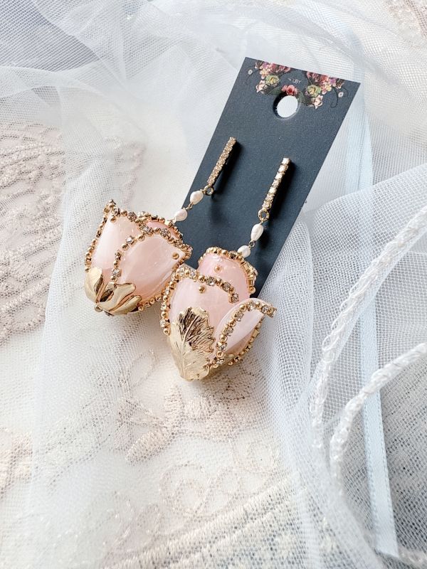 嬌豔欲滴粉色水鑽立體玫瑰垂墜耳環 