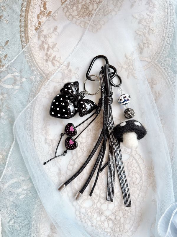 黑色個性羊毛氈蘑菇多層次日系吊飾/掛墜 