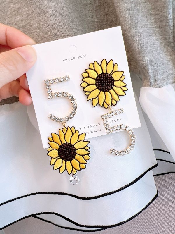 刺繡太陽花水鑽鋼針耳環 