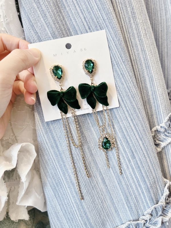絨面硬板蝴蝶結垂墜水鑽大耳環 