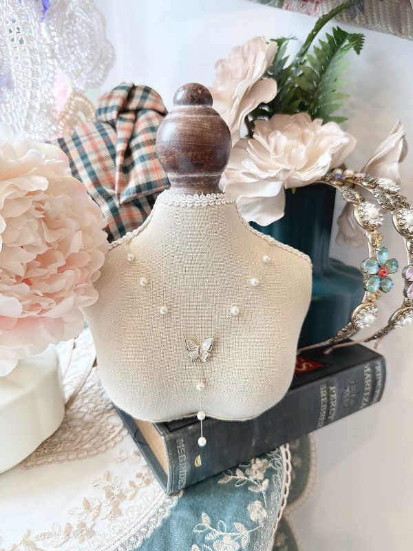 V型典雅珍珠點綴蝴蝶垂墜鍊 