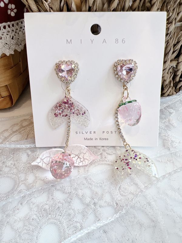 小巧粉色系美人魚尾巴碰撞草莓耳環 