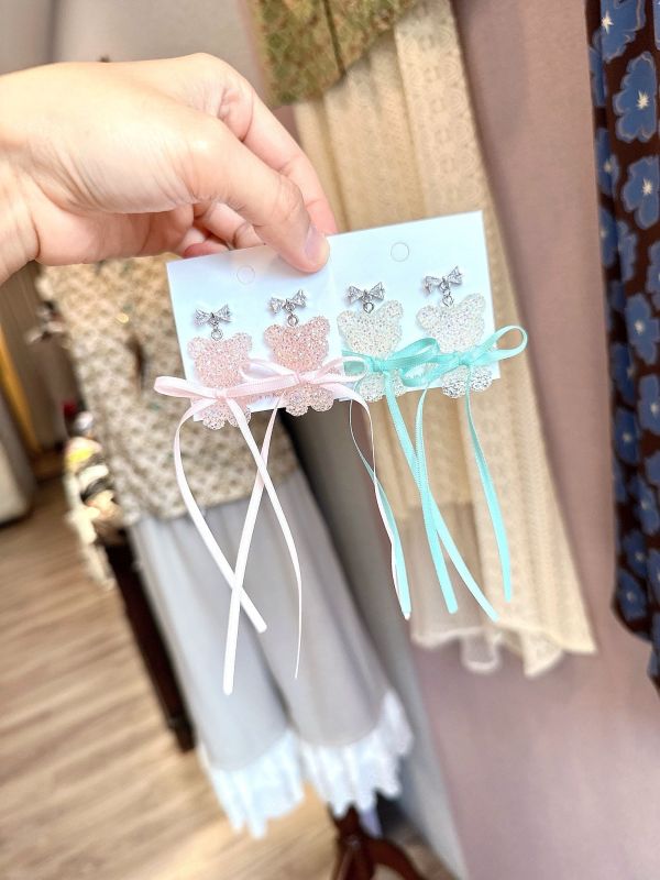 樹酯彩光緞帶小熊手工銀針耳環 