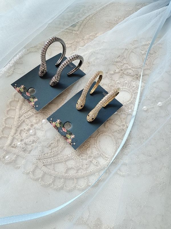 鋯石滿鑽蛇形立體耳環 