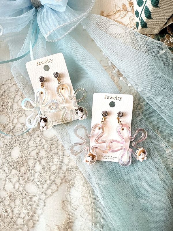垂墜磷光花朵壓克力貓咪耳環 