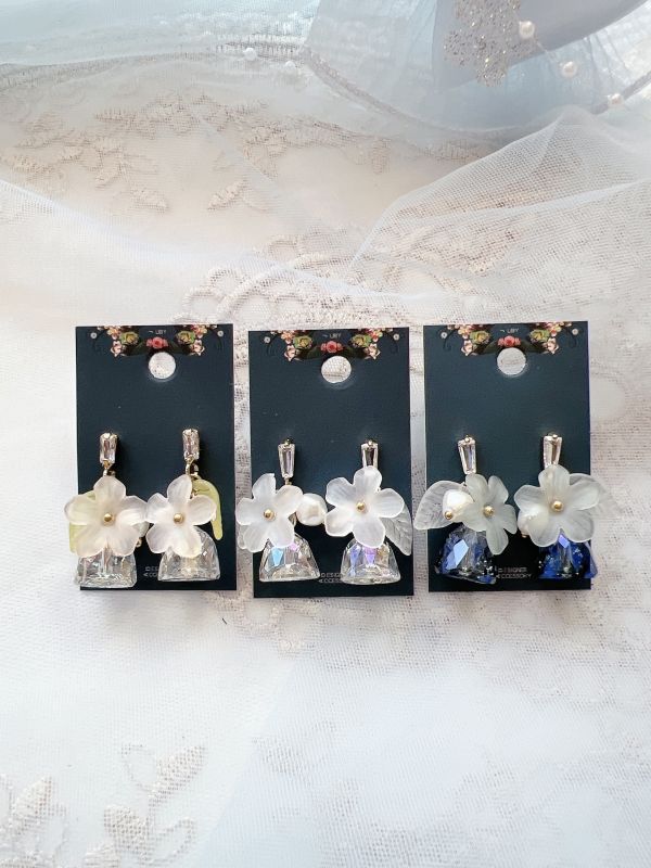 鋯石樹酯鈴鐺造型花朵鋼針耳環 