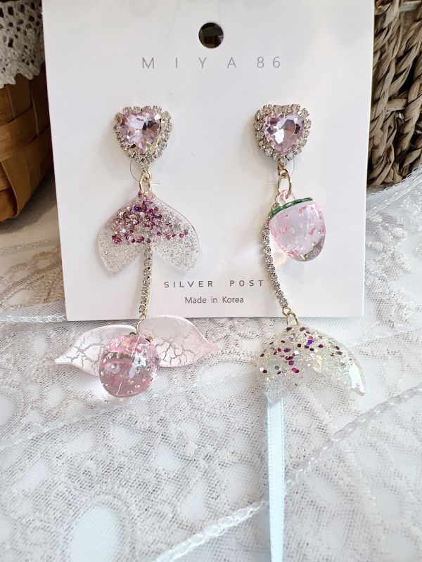 小巧粉色系美人魚尾巴碰撞草莓耳環 