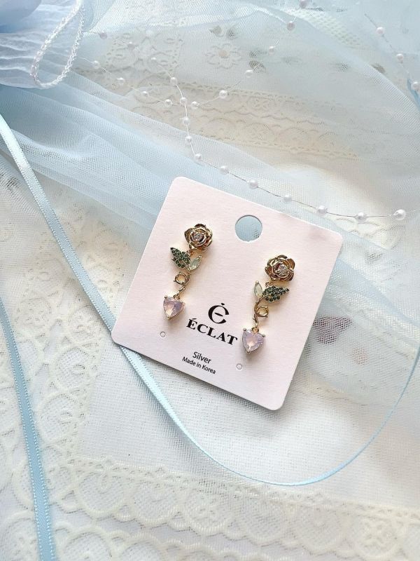 鋯石點綴玫瑰花垂墜愛心銀針耳環 