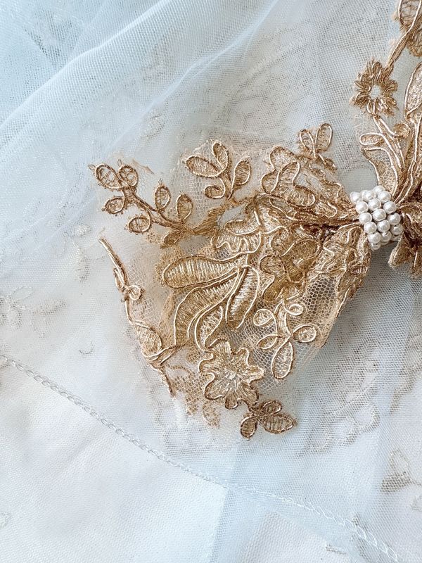 金色刺繡紡紗公主彈跳夾 