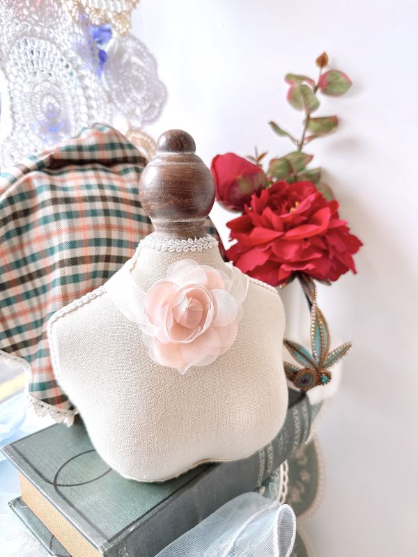 浪漫迷人淡粉立體玫瑰花透膚頸鏈 