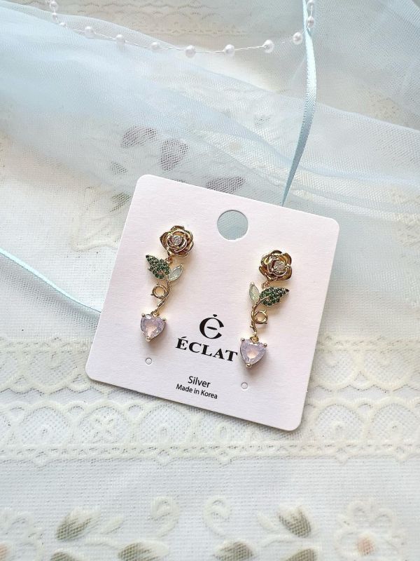 鋯石點綴玫瑰花垂墜愛心銀針耳環 