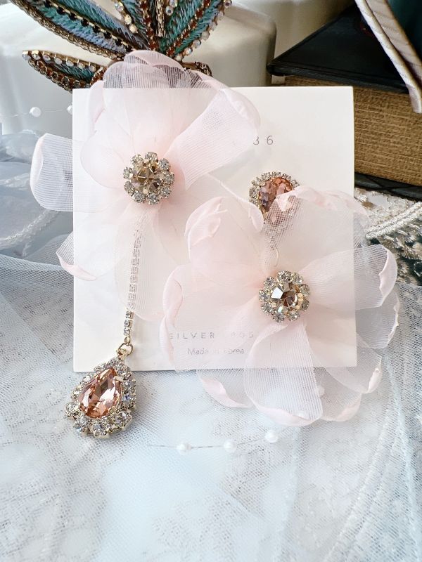 粉色雪紡花不對稱氣質鋼針大耳環 