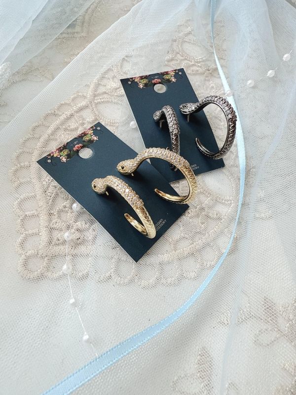 鋯石滿鑽蛇形立體耳環 