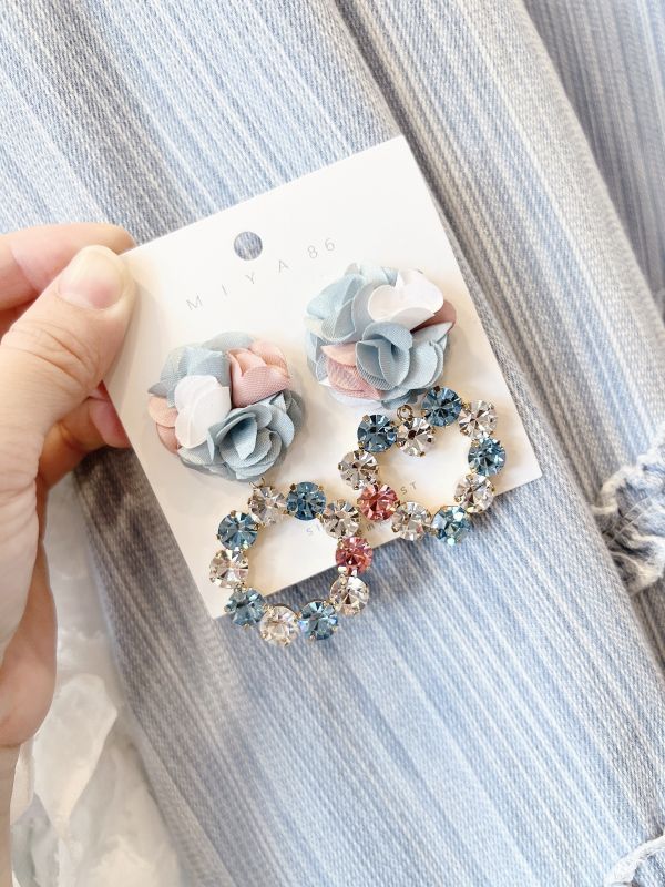 藍色棉質立體繡花球垂墜滿鑽鋼針大耳環 