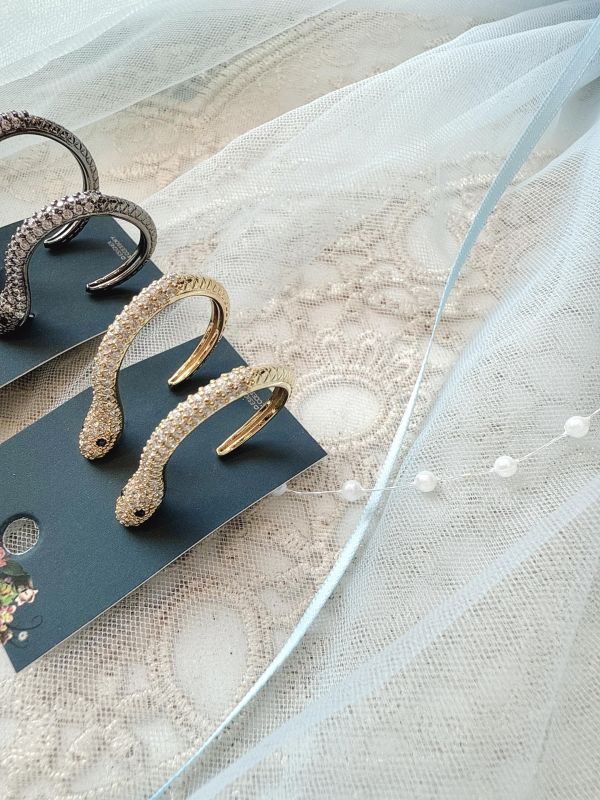 鋯石滿鑽蛇形立體耳環 