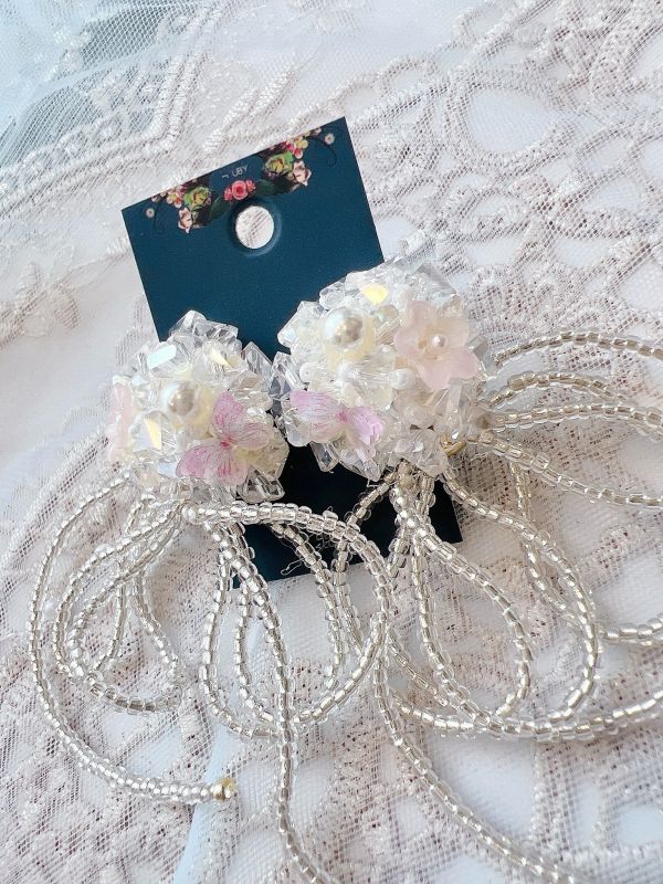 水晶繡花球蝴蝶結串珠垂墜銀針耳環 