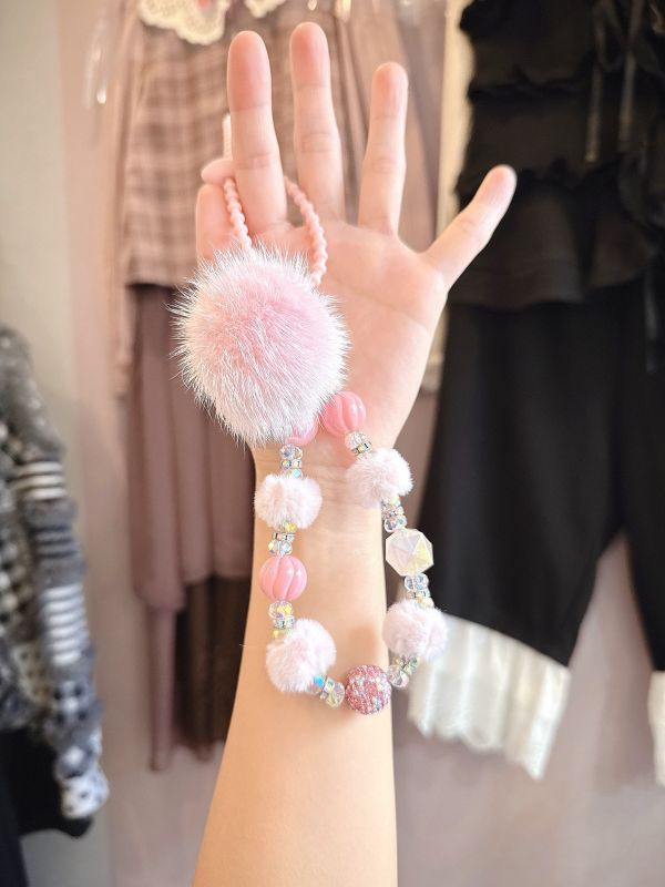 冬日貂毛串珠吊墜 