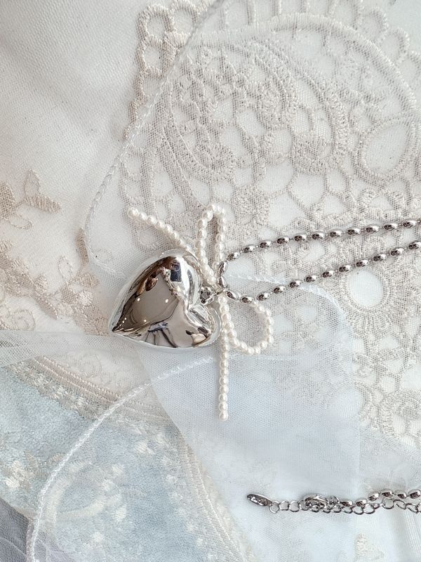 銀色金屬感胖嘟嘟愛心蝴蝶結項鍊 