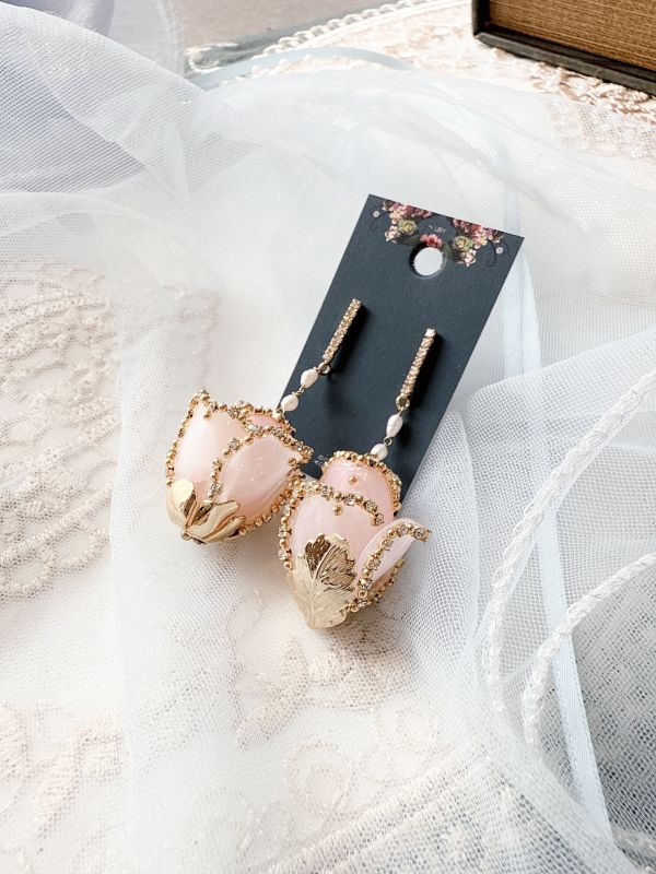 嬌豔欲滴粉色水鑽立體玫瑰垂墜耳環 