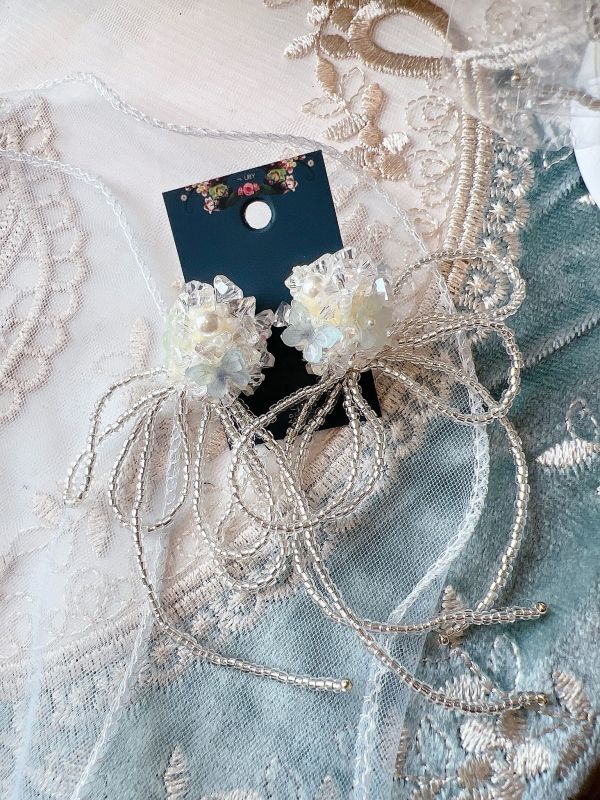 水晶繡花球蝴蝶結串珠垂墜銀針耳環 