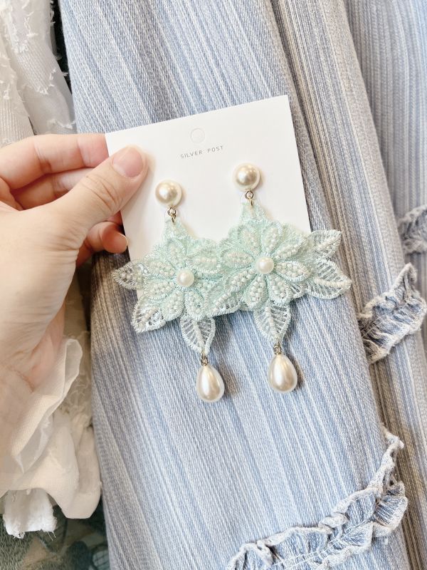 串珠蕾絲立體花型垂墜鋼針大耳環 