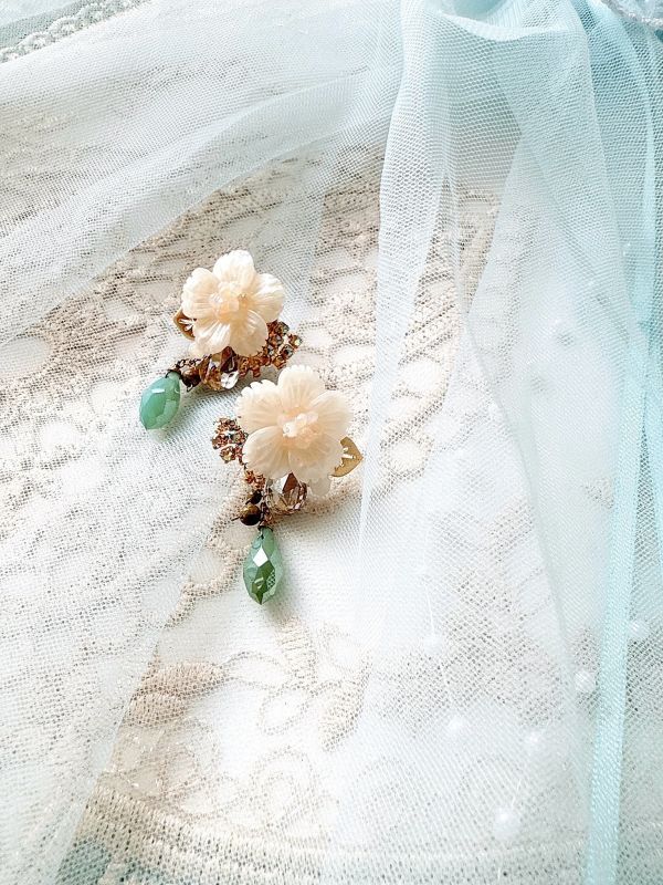 玉雕花蕊精緻手工花朵耳環 