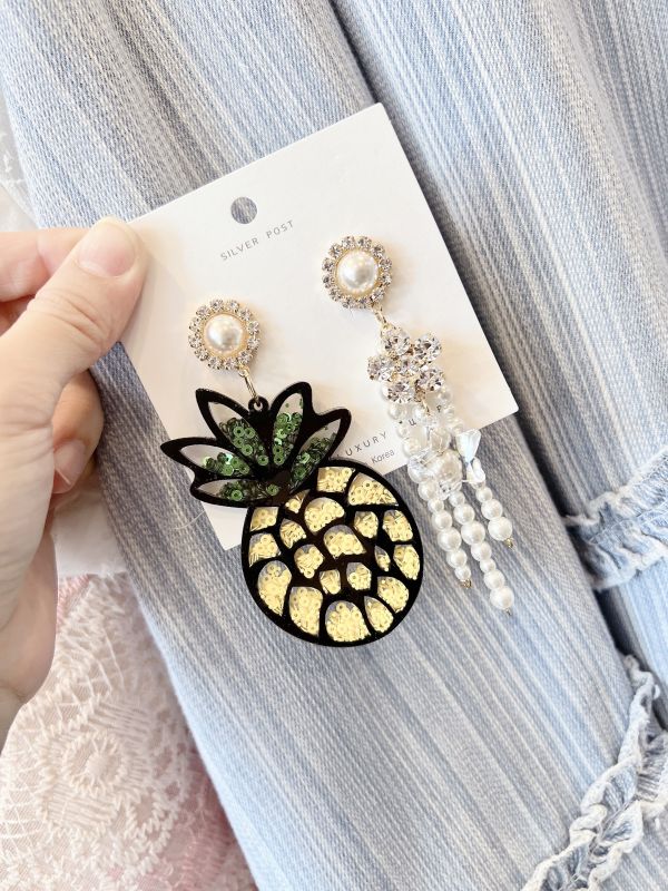 亮片壓克力大鳳梨不對稱童趣大耳環 