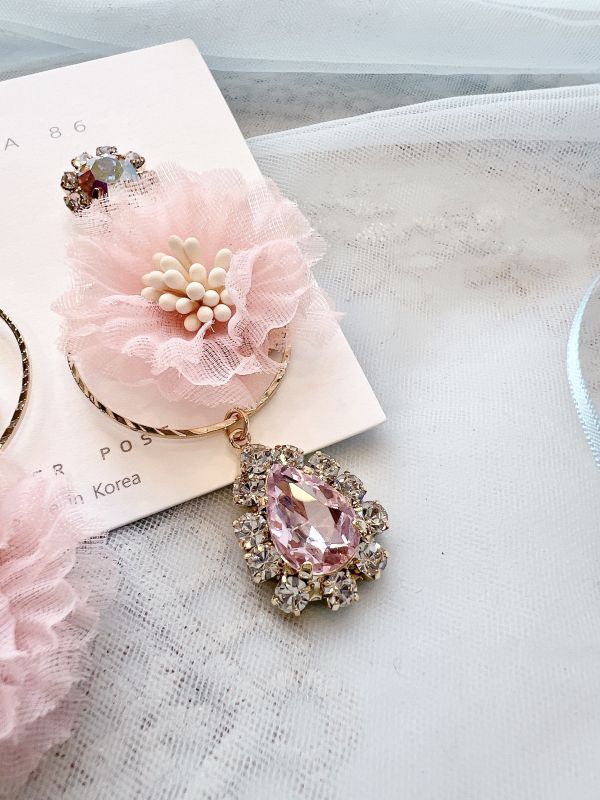 閃鑽雪紡小花不對稱氣質耳環 