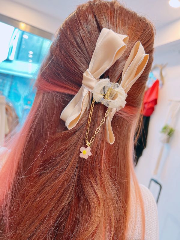 粉色素面垂墜小花蝴蝶結抓夾 