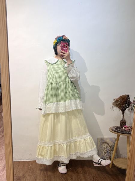 B02馬卡龍色蕾絲下擺裙 