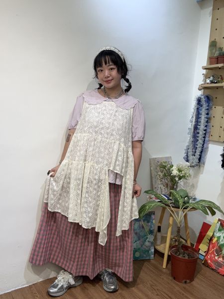 特殊剪裁刺繡背心 