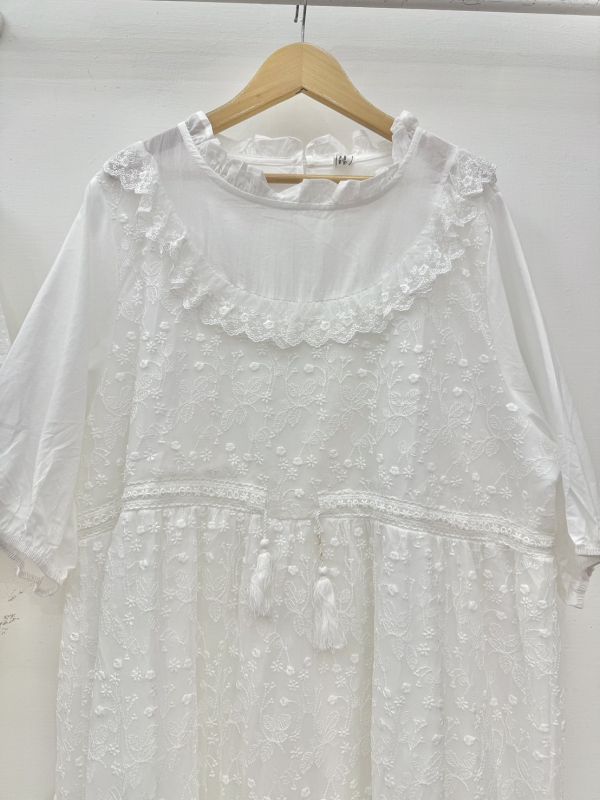 華麗刺繡白洋裝 