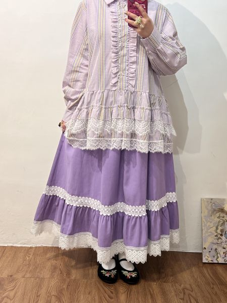 B02馬卡龍色蕾絲下擺裙 