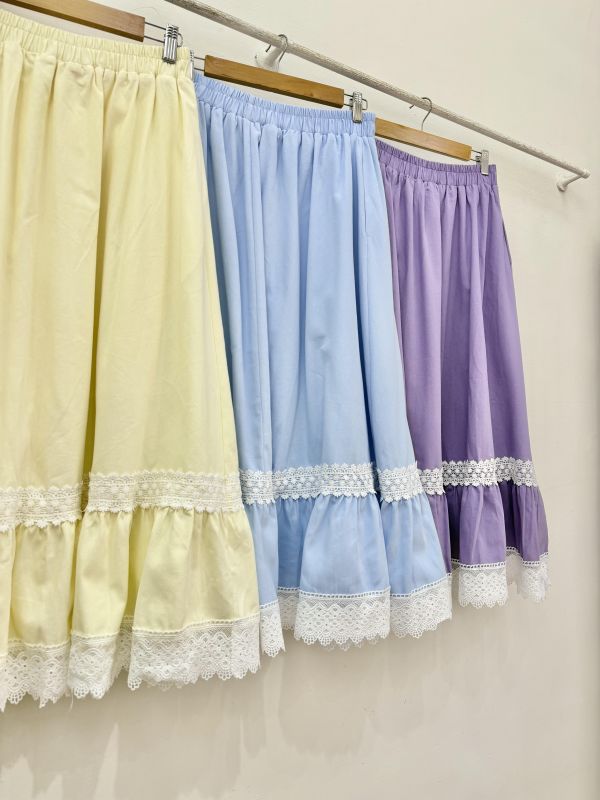 B02馬卡龍色蕾絲下擺裙 