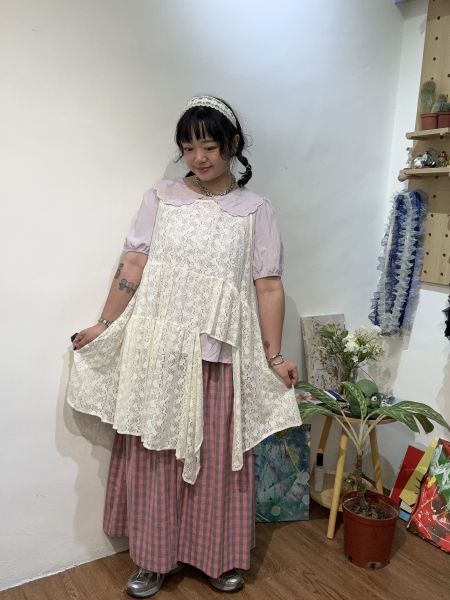 特殊剪裁刺繡背心 