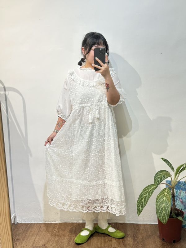 華麗刺繡白洋裝 