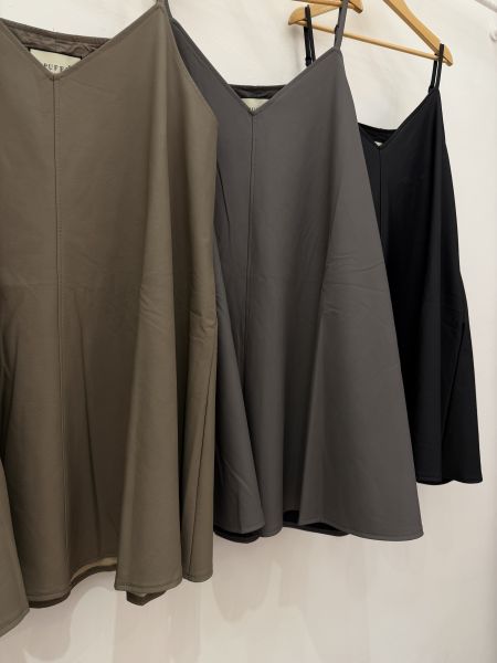 大胸友善皮革長背心 