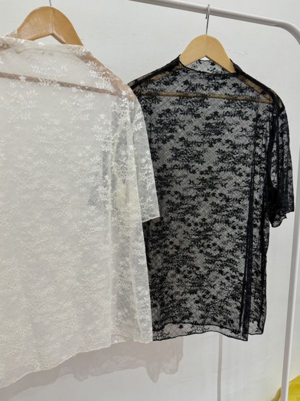 大胸蕾絲刺繡打底衣 
