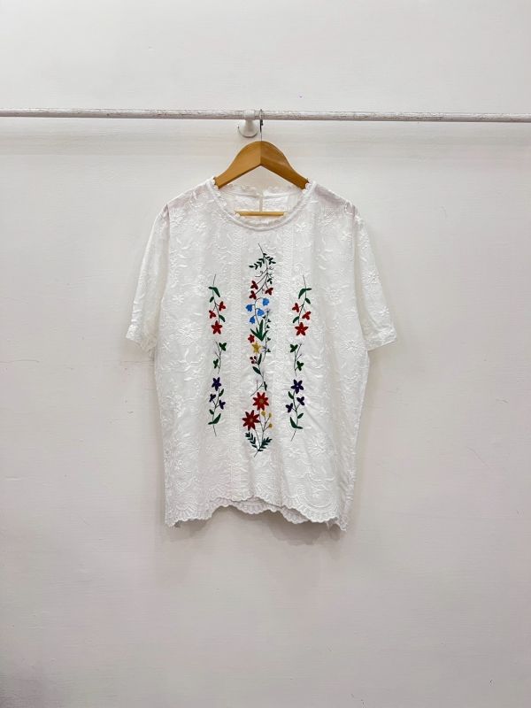 花朵刺繡上衣 