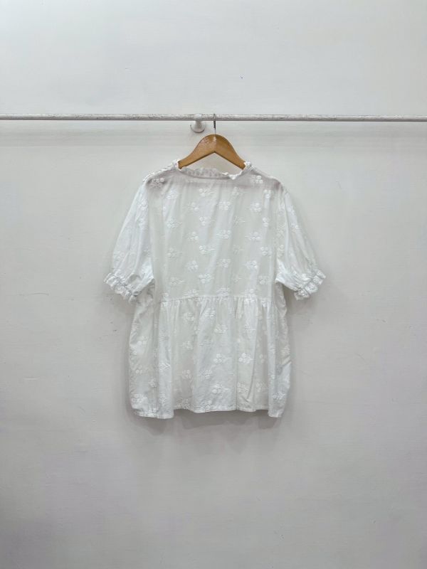 刺繡蕾絲上衣 