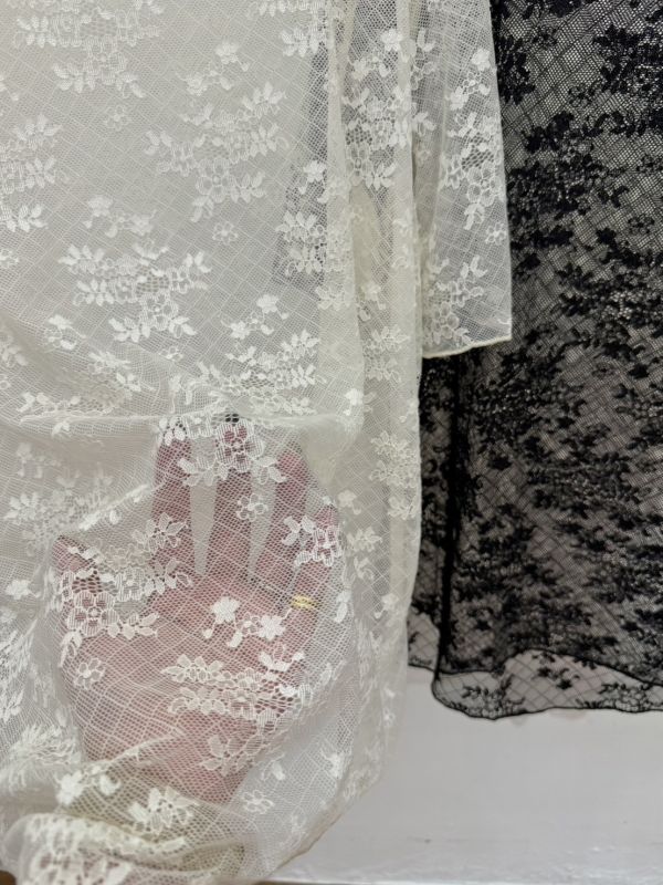 大胸蕾絲刺繡打底衣 