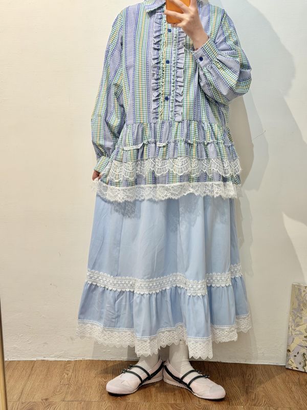 B02馬卡龍色蕾絲下擺裙 