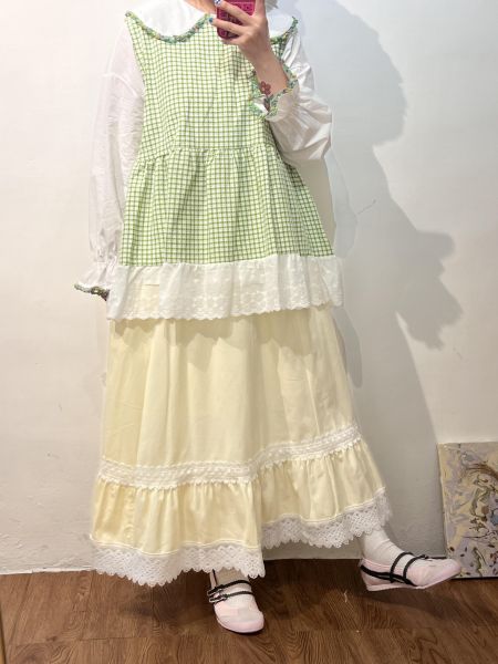 B02馬卡龍色蕾絲下擺裙 