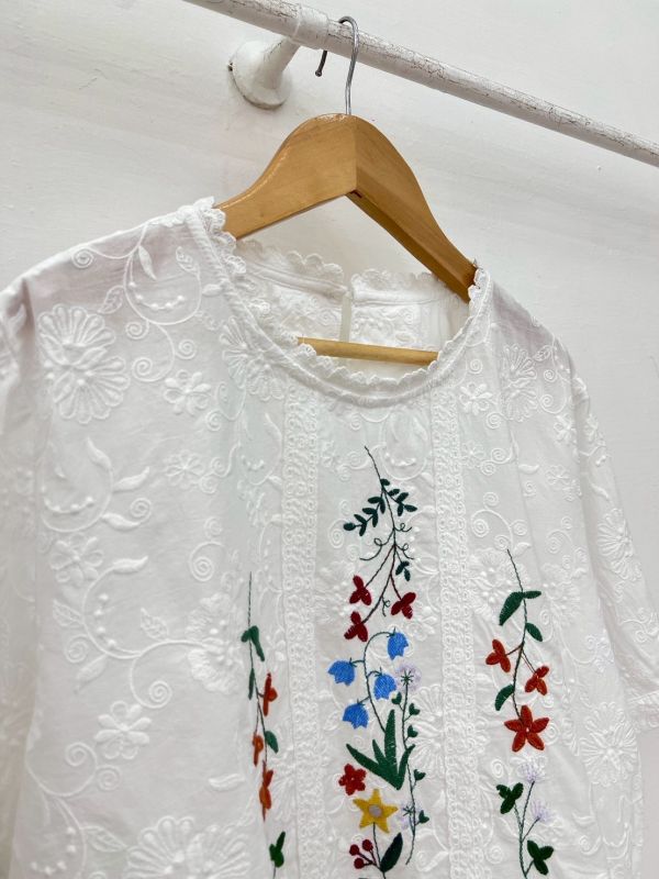 花朵刺繡上衣 