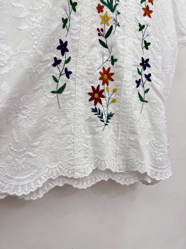 花朵刺繡上衣 