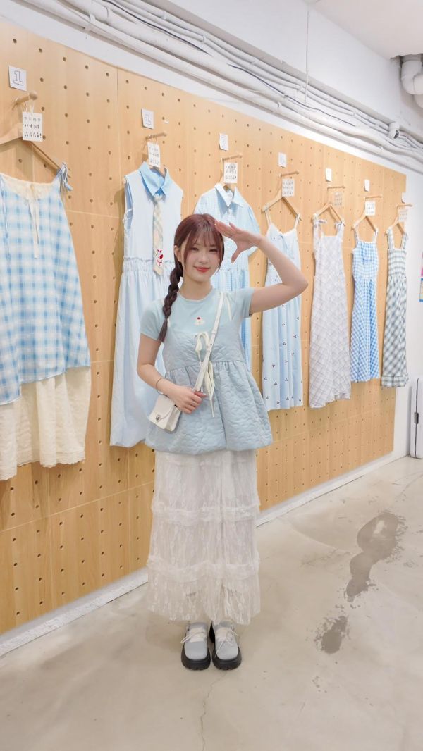 細肩壓紋花花罩衫 