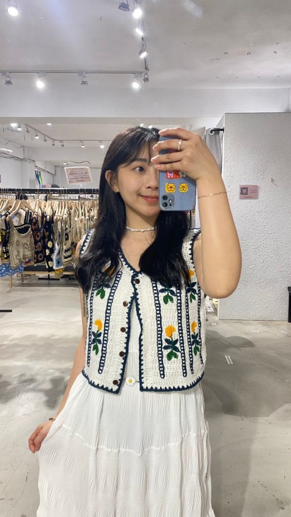 路邊小黃花有釦小背心 