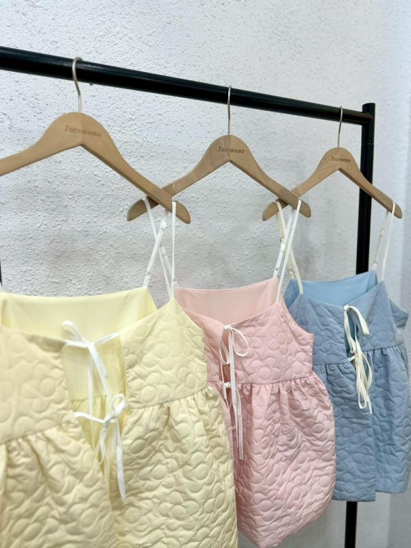 細肩壓紋花花罩衫 