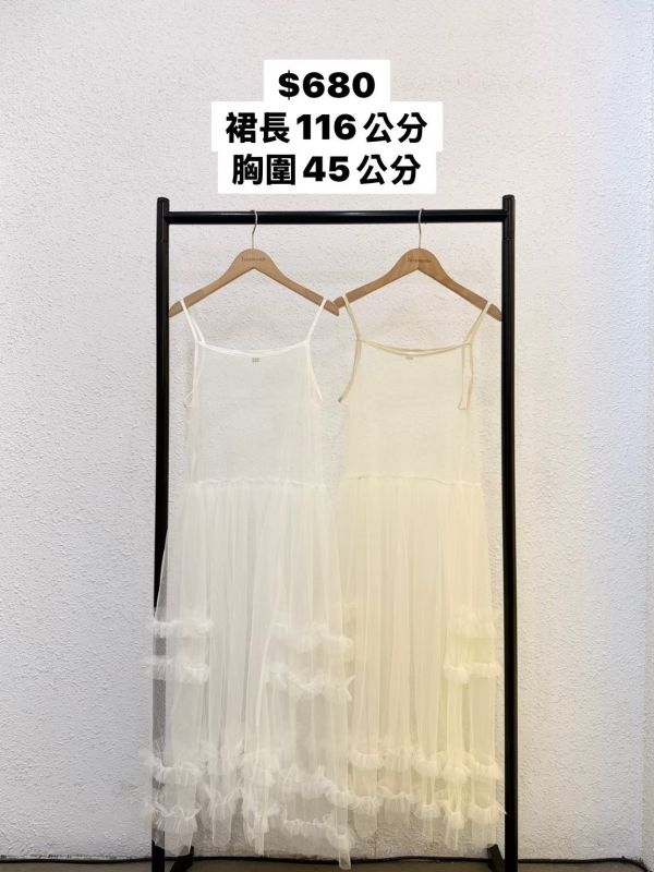 透透層次木耳邊罩衫 